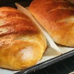 Leckeres selbstgebackenes Brot auf einem Tisch, frisch aus dem Ofen.