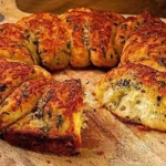 Leckeres selbstgebackenes Knoblauchbrot frisch aus dem Ofen