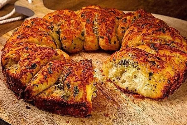 Leckeres selbstgebackenes Knoblauchbrot frisch aus dem Ofen