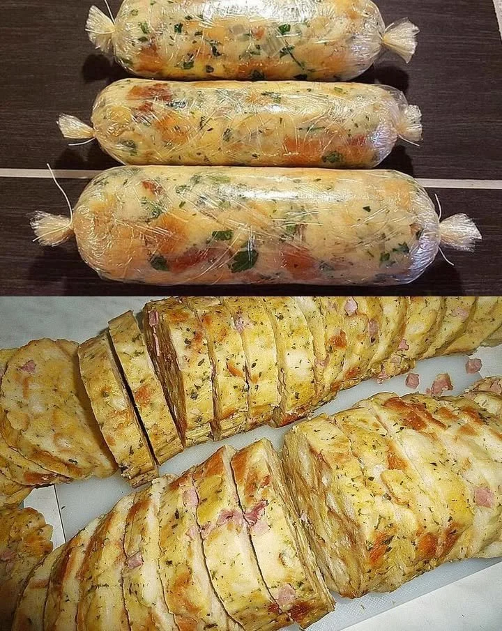 Serviettenknödel serviert auf einem Teller mit Beilagen