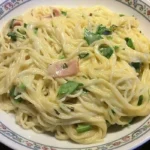 Bowl mit Spaghetti Carbonara, garniert mit Parmesan und Pfeffer