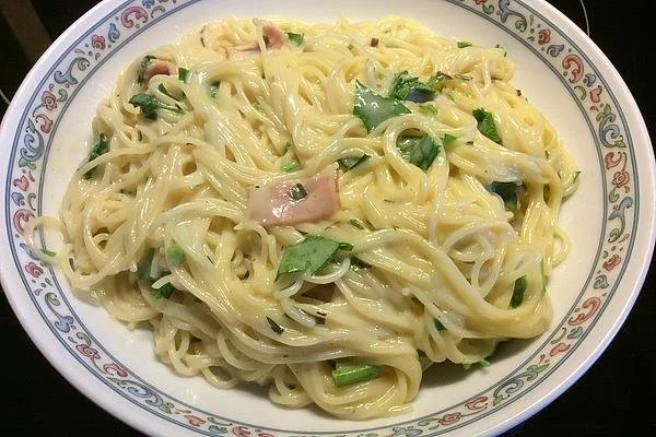 Bowl mit Spaghetti Carbonara, garniert mit Parmesan und Pfeffer