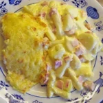 Spargelauflauf mit frischen Zutaten und Käse überbacken