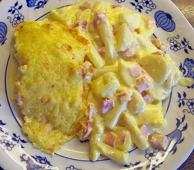 Spargelauflauf mit frischen Zutaten und Käse überbacken