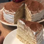 Tiramisu-Torte mit Schichten aus Kaffee, Mascarpone und Schokolade
