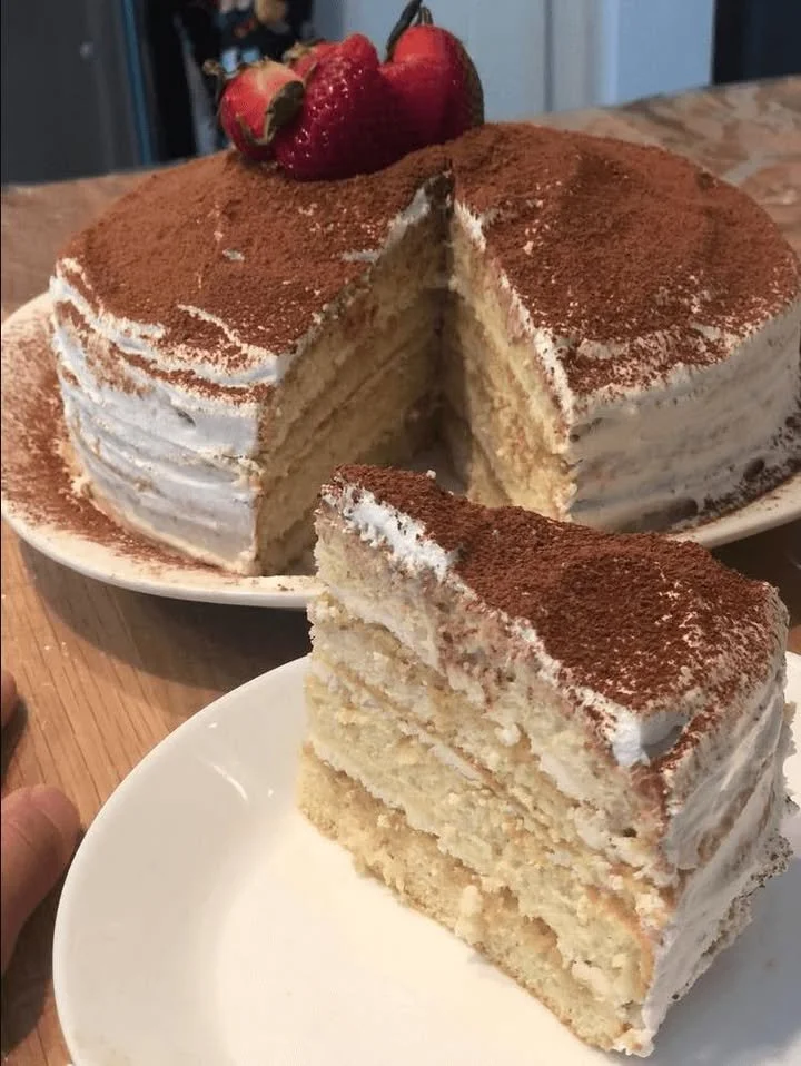 Tiramisu-Torte mit Schichten aus Kaffee, Mascarpone und Schokolade