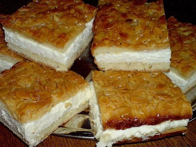 Ultimativer Bienenstich mit Pudding-Sahne-Füllung auf einem Teller