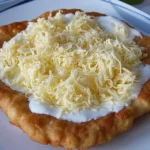 Ungarisches Langosch mit verschiedenen Toppings auf einem Teller