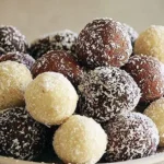 Weihnachtliche Quark-Kokos-Kugeln auf einem Teller angerichtet