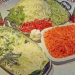 Schüssel mit Wundersuppe voller frischer Zutaten