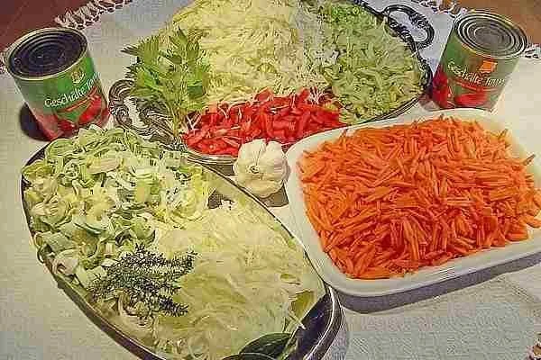 Schüssel mit Wundersuppe voller frischer Zutaten