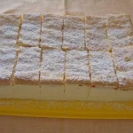 Leckere Zitronen Mascarpone-Schnitten auf einem Teller, perfekt zum Genießen.